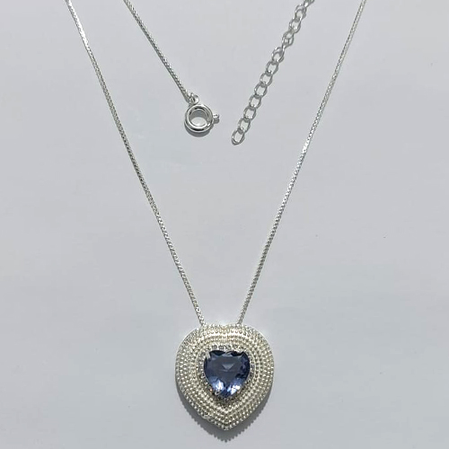 GARGANTILHA FOLHEADA A PRATA COM 50 MILÉSIMOS + VERNIZ DIAMOND - GARGANTILHA COM PINGENTE CORAÇÃO COM ZIRCÔNIA LILÁS 23MM - PRA1225