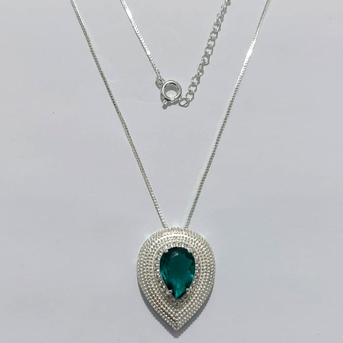 GARGANTILHA FOLHEADA A PRATA COM 50 MILÉSIMOS + VERNIZ DIAMOND - GARGANTILHA COM PINGENTE GOTA COM ZIRCÔNIA VERDE 28MM - PRA1226