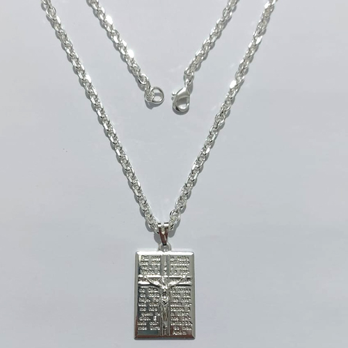 GARGANTILHA FOLHEADA A PRATA COM 50 MILÉSIMOS + VERNIZ DIAMOND - GARGANTILHA COM PINGENTE PLACA CRUCIFIXO ORAÇÃO 20X29MM - PRA1228