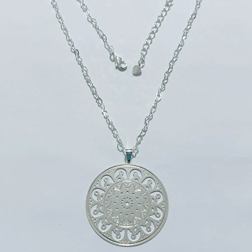 GARGANTILHA FOLHEADA A PRATA COM 50 MILÉSIMOS + VERNIZ DIAMOND - GARGANTILHA COM PINGENTE MANDALA 41MM PRA1235