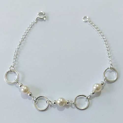 PULSEIRA FOLHEADA A PRATA COM 50 MILÉSIMOS + VERNIZ DIAMOND - PULSEIRA 18CM - COM PÉROLAS E ARGOLINHAS - PRA1239