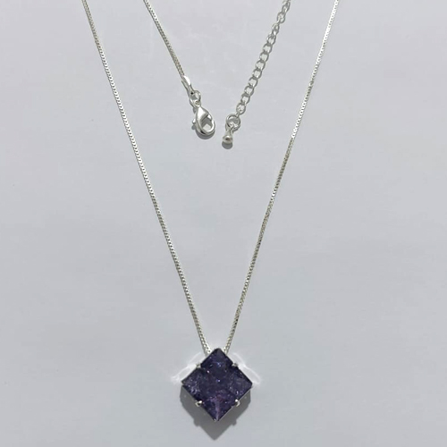 GARGANTILHA FOLHEADA A PRATA COM 50 MILÉSIMOS + VERNIZ DIAMOND - GARGANTILHA COM PINGENTE EM ZIRCÔNIA ROXA QUADRADA 12X12MM - PRA1246
