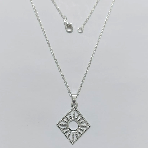GARGANTILHA FOLHEADA A PRATA COM 50 MILÉSIMOS + VERNIZ DIAMOND - GARGANTILHA COM PINGENTE GEOMÉTRICO VAZADO 18MM - PRA1254