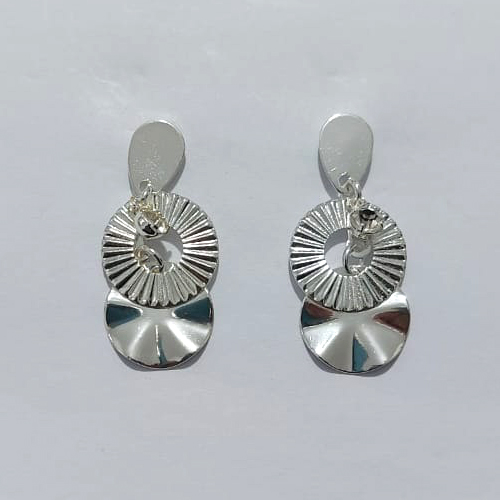 BRINCO FOLHEADO A PRATA COM 50 MILÉSIMOS + VERNIZ DIAMOND - BRINCO DE PINO COM ZIRCÔNIA E ARGOLA E MARTELADO 14MM - PRA1276