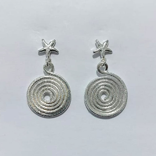 BRINCO FOLHEADO A PRATA COM 50 MILÉSIMOS + VERNIZ DIAMOND - BRINCO DE PINO BASE ESTRELA DO MAR E PINGENTE ENROLADO 19MM - PRA1278