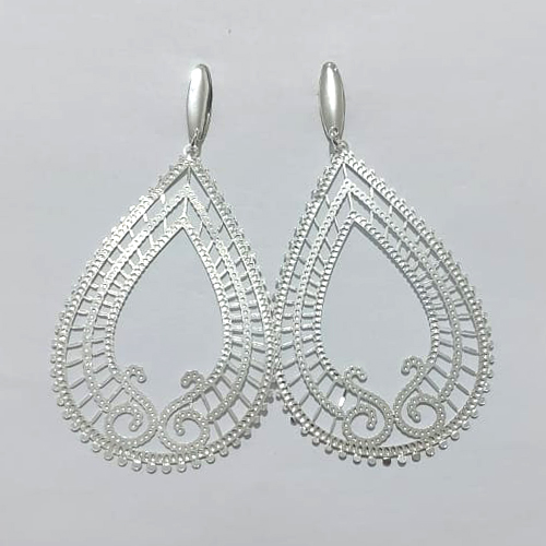 BRINCO FOLHEADO A PRATA COM 50 MILÉSIMOS + VERNIZ DIAMOND - BRINCO DE PINO BASE OVAL E GOTA TRABALHADA VAZADA 58MM - PRA1279