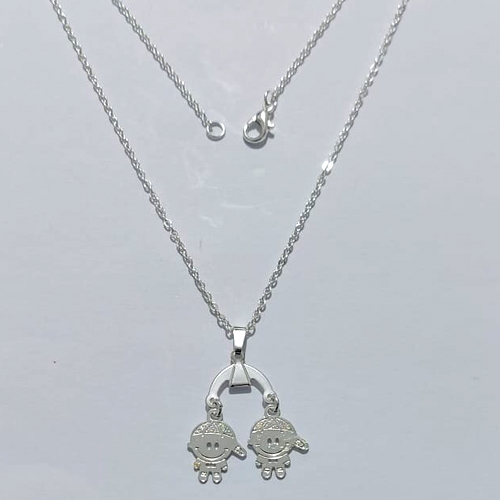 GARGANTILHA FOLHEADA A PRATA COM 50 MILÉSIMOS + VERNIZ DIAMOND - GARGANTILHA CORRENTE 45CM E PINGENTE CANGA COM DOIS MENINOS 24MM - PRA1291