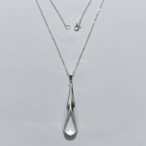 GARGANTILHA FOLHEADA A PRATA COM 50 MILÉSIMOS + VERNIZ DIAMOND - GARGANTILHA CORRENTE 45CM E PINGENTE GOTA VAZADA 44MM - PRA1295