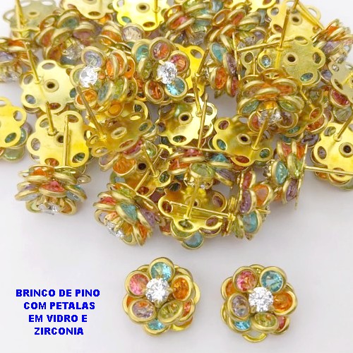 BRINCO NO BRUTO PRONTO PARA O BANHO - (CX195) (AV) BRINCO DE PINO FLOR CRAVEJADA EM VIDRO E ZIRCÔNIAS COLORIDAS 15MM - PESO TOTAL 2,4GR - COMPOSIÇÃO: LATÃO / ZIRCÔNIA - BRU29160
