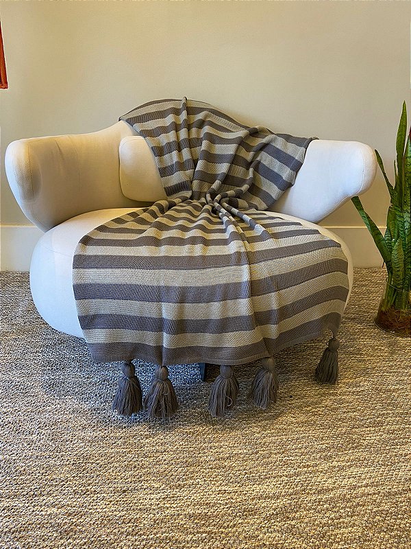 Manta de Tricot Faixas Cinza e Grafite com Pompom 120x140cm para Sofá e Cama