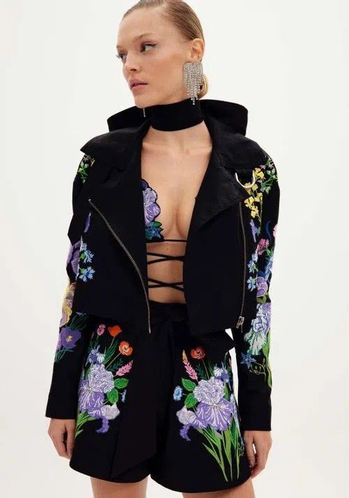 JAQUETA AMARANTE BIKER COM BORDADO - PRETO