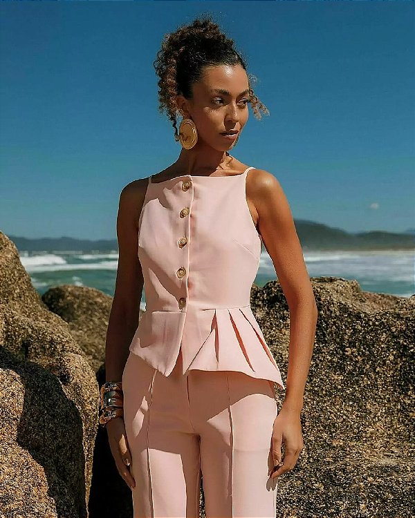 COLETE KARMANI ALFAIATARIA BARRA ASSIMÉTRICA COM PREGAS