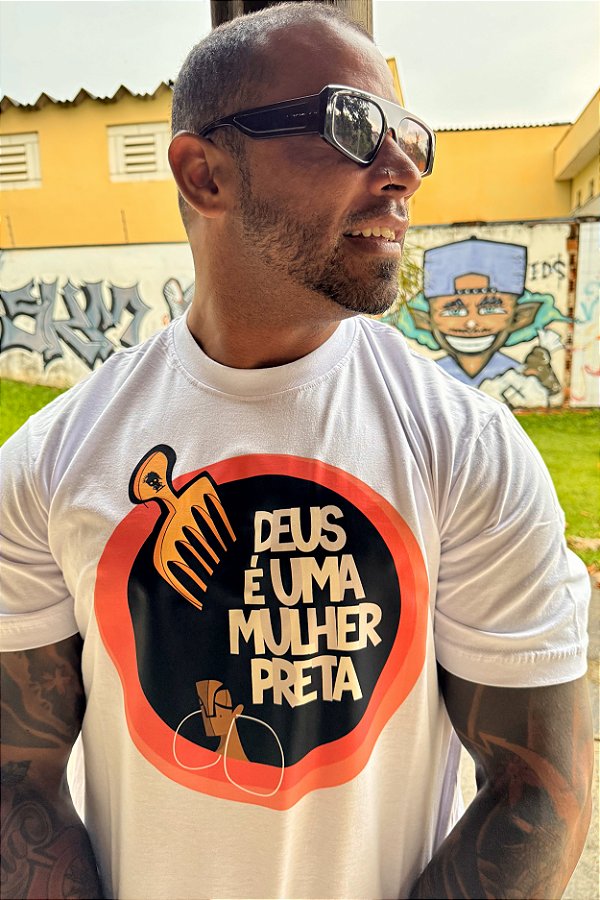 Camiseta Deus é uma Mulher Preta