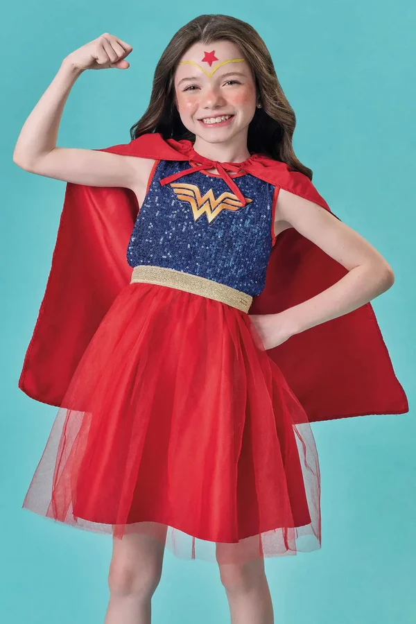 Fantasia de Super-heroína em Paetê e Tule. Acompanha Capa Infanti Infantil Menina
