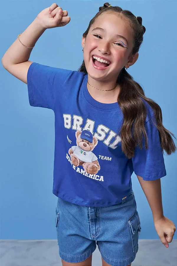 Blusa em Meia Malha Algodão Prime. Estampa de Urso Torcedor em Alta Definição Moderna e Divertida Perfeita Para Entrar No Clima Da Torcida Vic. Vic Teen Menina