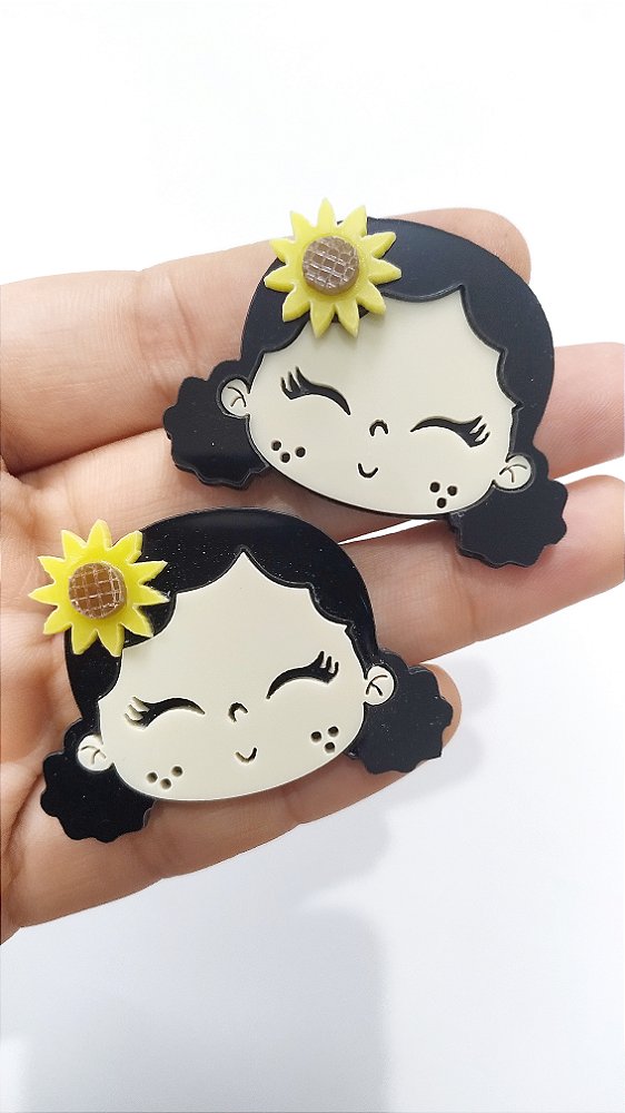 Boneca junina cabelo preto cacheado girassol acrílico