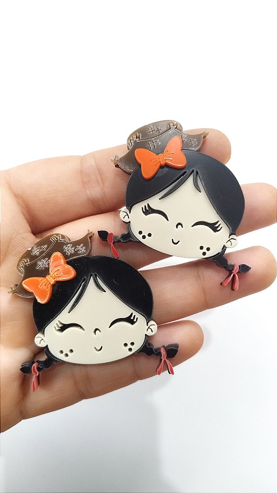 Boneca junina cabelo preto liso laço laranja e chapéu acrílico