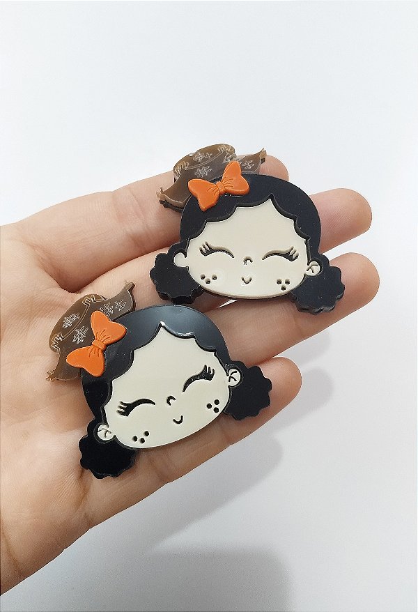 Boneca junina cabelo preto cacheado laço laranja e chapéu acrílico