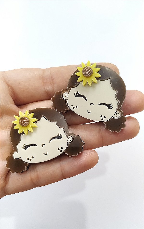 Boneca junina cabelo castanho cacheado girassol acrílico