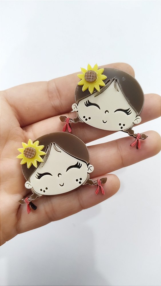 Boneca junina cabelo castanho liso girassol acrílico