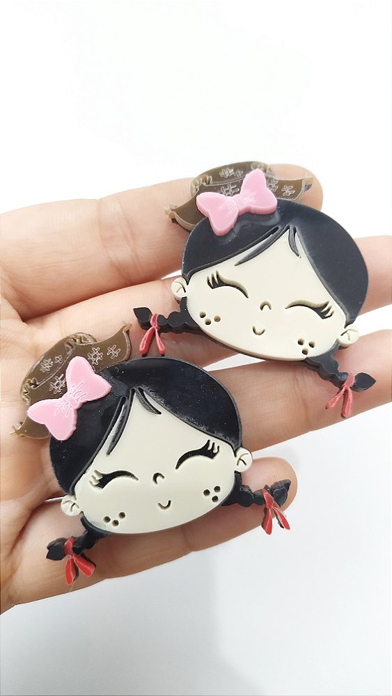 Boneca junina cabelo preto liso laço rosa e chapéu acrílico