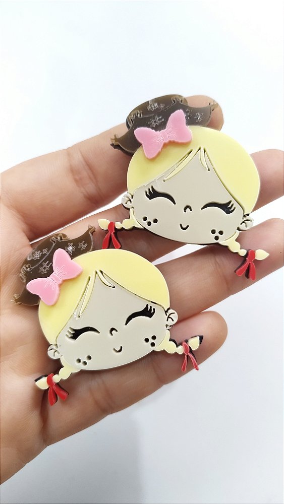 Boneca junina cabelo louro laço e chapéu acrílico