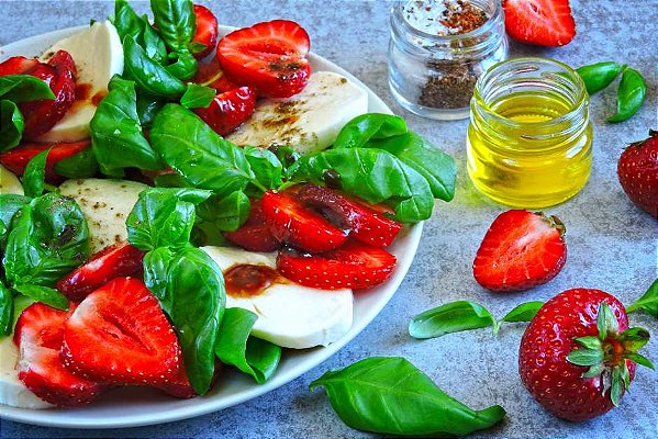 Prato Executivo Salada da Casa: Frescor e Nutrição em Um Prato Colorido!