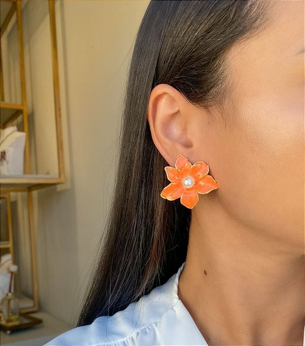Brinco Flor laranja e pérola banho ouro 18k