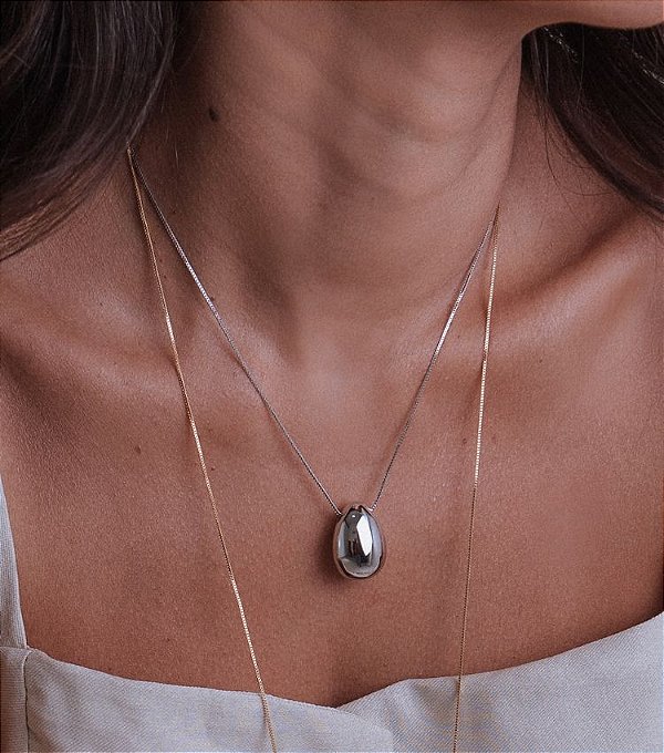 Colar Curto com Pingente Oval Banhado a Ródio Branco