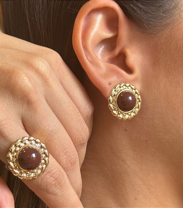 Brinco Botão Resina Marrom Banhado Ouro 18k