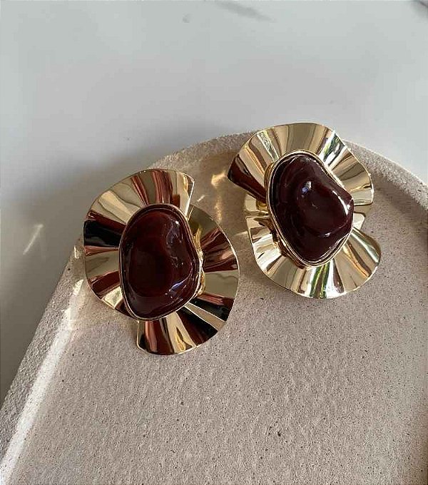 Brinco Chapa Resina Marrom Banhado Ouro 18k