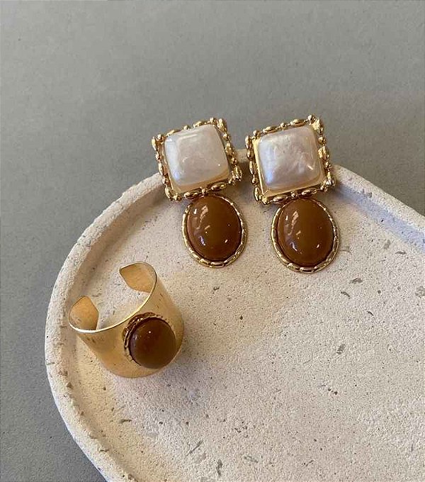 Conjunto Brinco e Anel Caramelo e Perolado Banho Ouro 18k