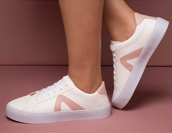 Tênis casual feminino branco com detalhe rosê