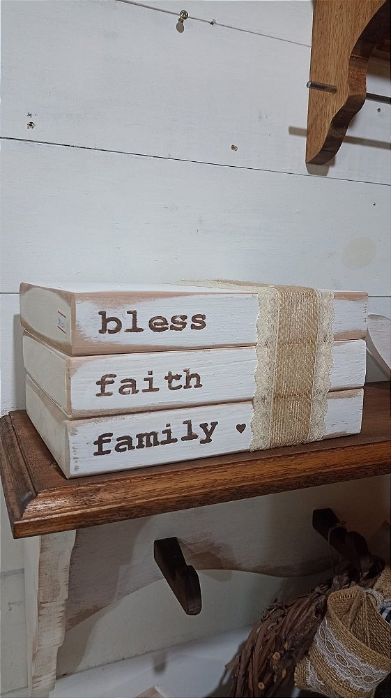 Trio de livros em madeira