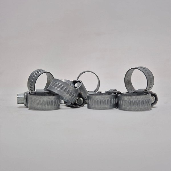 943470 - Abraçadeira da Mangueira - A35, A35C, A35D, A35E, A40, A40D, A40E, EC140D, EC210B, EC220D, EC240B, EC27C, EC360B, EC460B, EC460C, EC700B, EW180B, EW205D, G940, G946, G960, G990, L110F, L110H, L120B, L120D, L120E, L120F, L120G, L150, L150C...