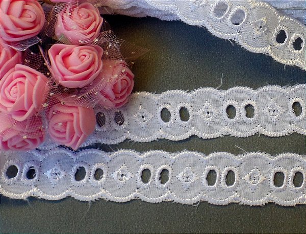 PP056 - 2,00cm x 13,70m | Passa Fita Bordado Inglês Alg. c/ Poliéster Branco