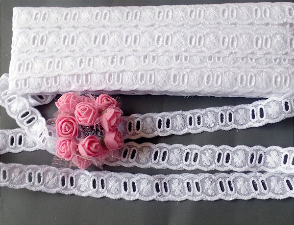 PA001 - 2,00cm x 13,70m | Passa Fita Bordado Inglês 100% Alg. Branco