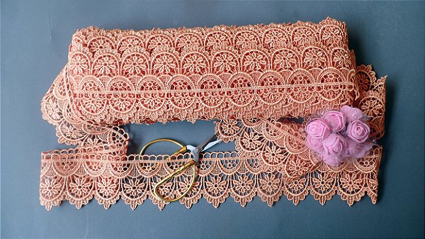 GP049 - 5,00cm x 13,70m | Renda Guipure 100% Poliéster Mostarda