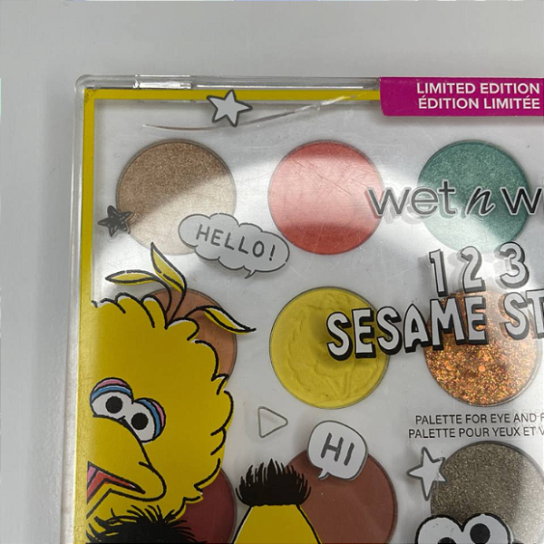 Paleta de Sombras Wet N Wild How To Get To Sesame Street Eye & Face Palette | Vila Sésamo (Levemente quebrada e arranhada)