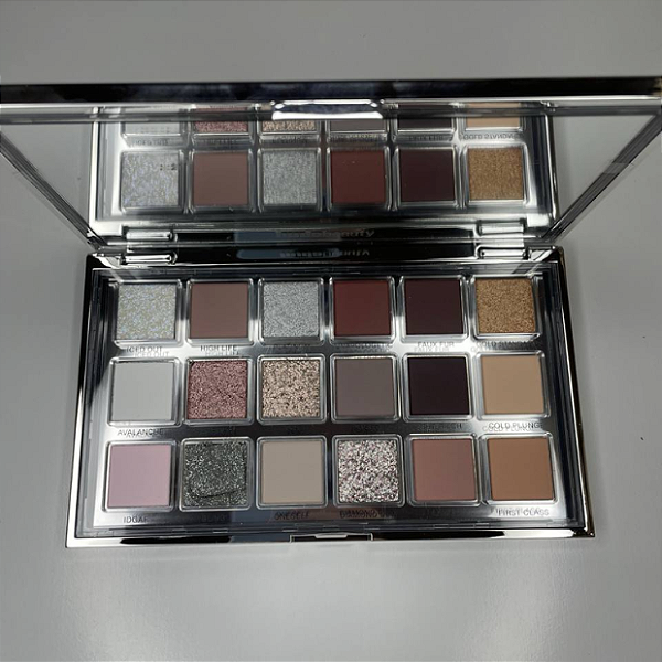 Paleta de Sombras Huda Beauty Icy Nude Eyeshadow Palette - Edição Limitada (Uma sombra quebrada)