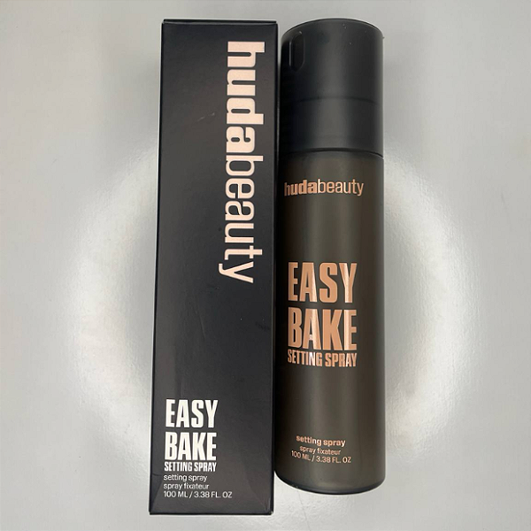 Spray Fixador Huda Beauty Easy Bake Blurring Setting Spray with 16-Hour Wear 100ml (Tampa quebrada)
