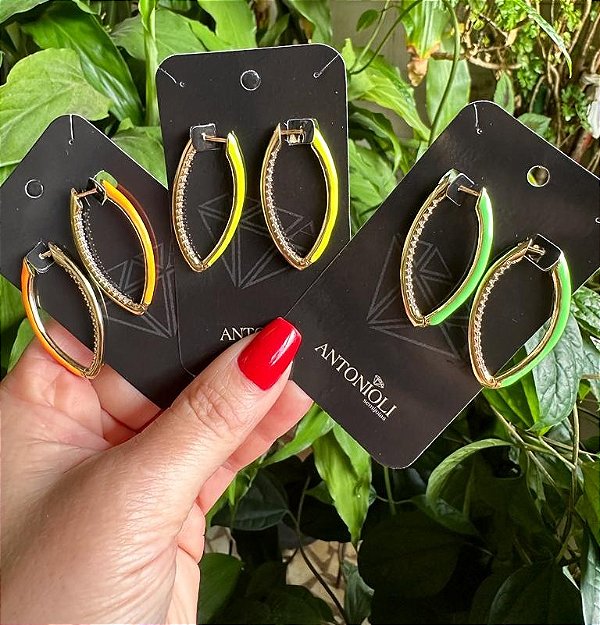 Argola oval neon cravejada