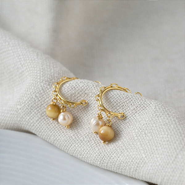 BRINCO DE PÉROLA NATURAL E OLHO DE TIGRE DOURADO "ÁUREA"