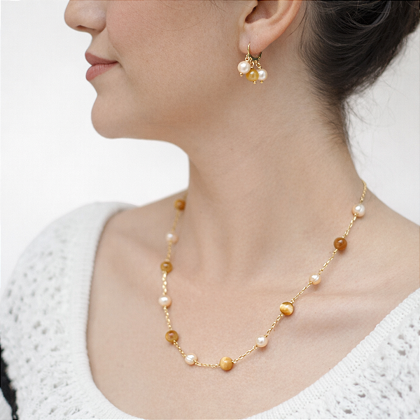COLAR FEMININO PÉROLA DE ÁGUA DOCE E OLHO DE TIGRE DOURADO "ÁUREA"