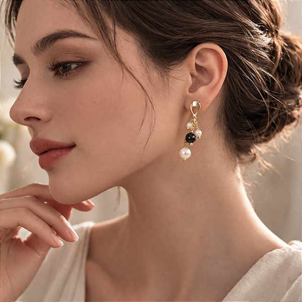 BRINCO COM PÉROLAS NATURAIS BRANCAS E NEGRAS "DUALITÉ"