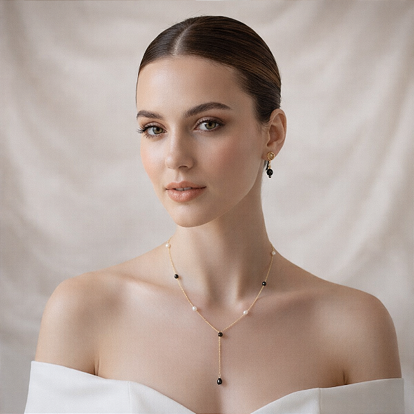 COLAR FEMININO COM PÉROLAS BRANCAS E NEGRAS "DUALITÉ"