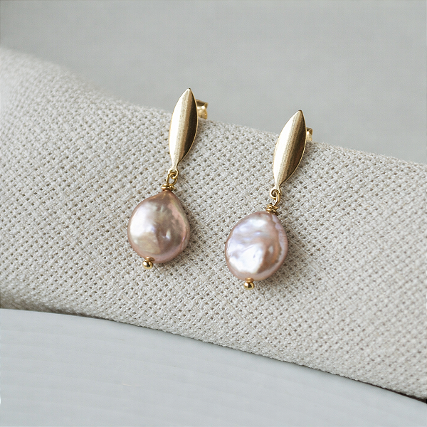 BRINCO COM PÉROLA MOEDA DE ÁGUA DOCE "SOFT POWER MINIMAL"