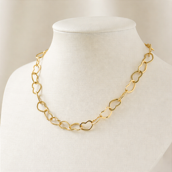 COLAR FEMININO COM ELOS DE CORAÇÃO "AMORE"