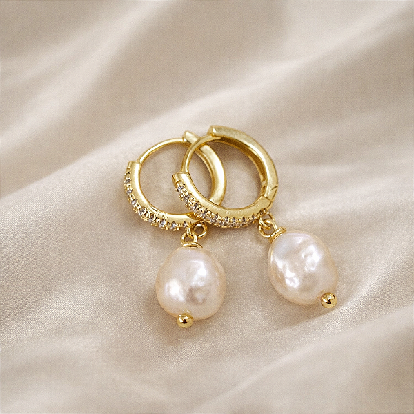 ARGOLA FEMININA DE PÉROLA DE ÁGUA DOCE BARROCA "ESSENZA"