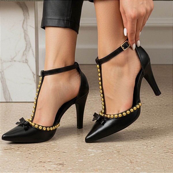 Sapato Scarpin Salto Alto Bico Fino Preto com Pérolas Douradas Torricella AVS 66080A
